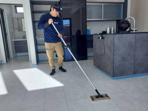 神奈川県藤沢市 フロアコーティング 施工中 わんスマイルコート