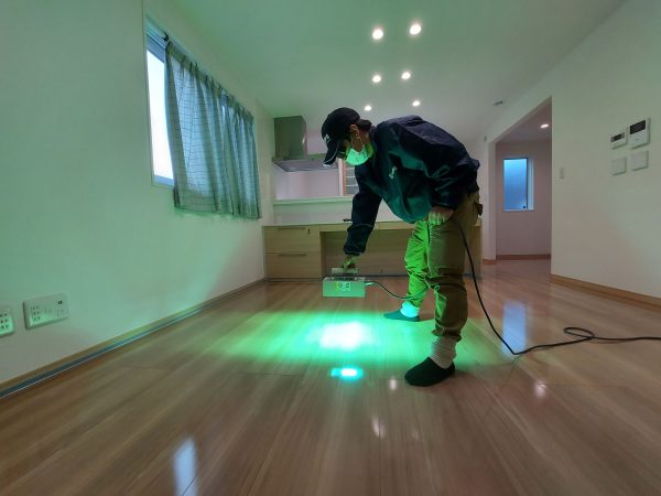 ロアコーティング施工中の職人作業の様子