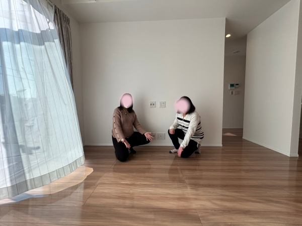 【埼玉県越谷市】フロアコーティング施工事例|新築戸建 ガラスUVコーティング 埼玉県越谷市 フロアコーティング 施工後のお客様 ガラスUVコーティング