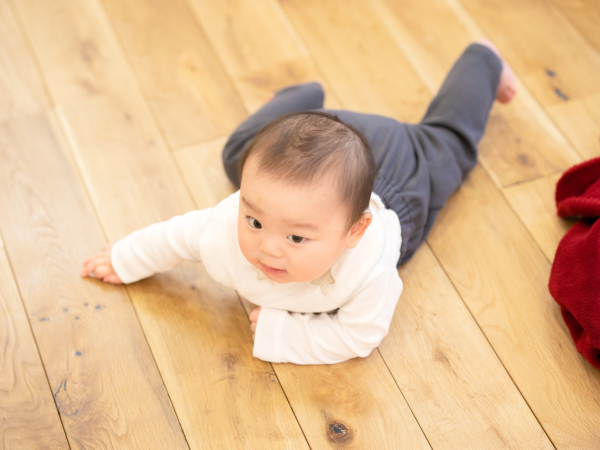 室内で走る子どもとフローリング床のイメージ