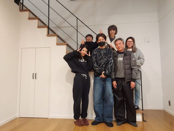 安心して暮らせる住環境 フロアコーティング施工後の床で安心して過ごす家族