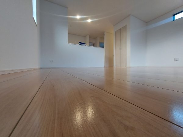 無料相談受付中 新築マンションのフロアコーティング施工後リビング