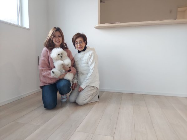 新潟市東区 フロアコーティング 施工後のお客様とわんちゃん わんスマイルコート