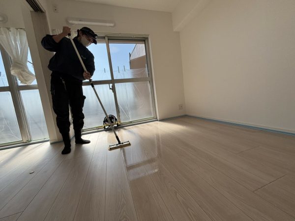 埼玉県川口市 フロアコーティング 施工中 わんスマイルコートplus マット仕上り