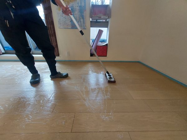 横浜市南区 フロアコーティング　剥離清掃中