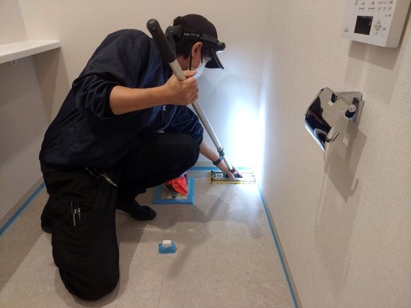 千葉県柏市 フロアコーティング 施工中 UVコーティング