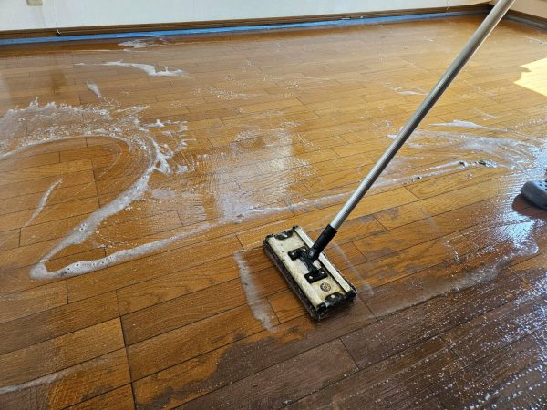 さいたま市南区 フロアコーティング 剥離清掃中