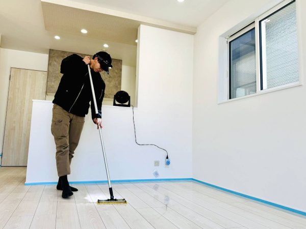 横浜市鶴見区 フロアコーティング 施工中 わんスマイルコート