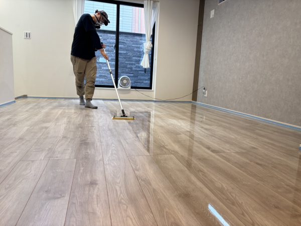 埼玉県川口市 フロアコーティング 施工中 ガラスUVコーティング