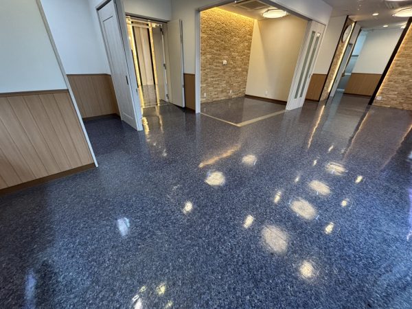 施工前の式場フロアの様子|床表面の使用感
