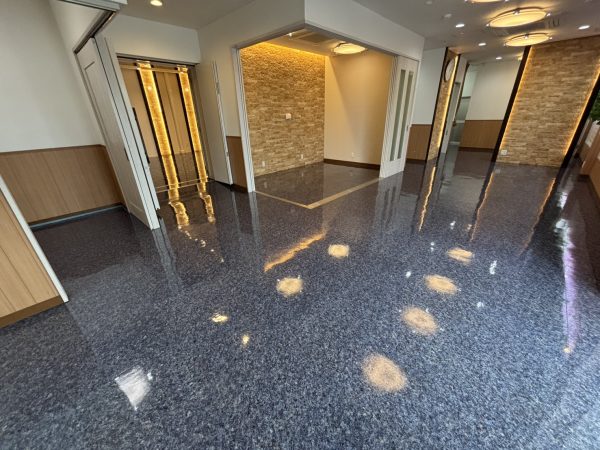 フロアコーティング再施工後の式場フロア仕上がり