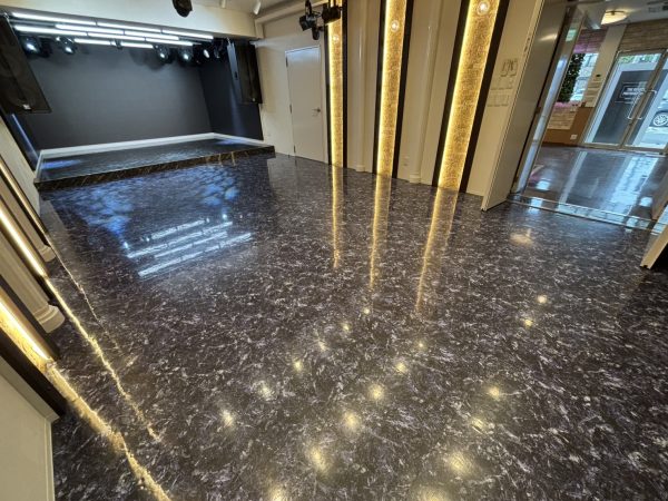 再施工前の店舗床の状態|擦れや細かなキズが見られる床面