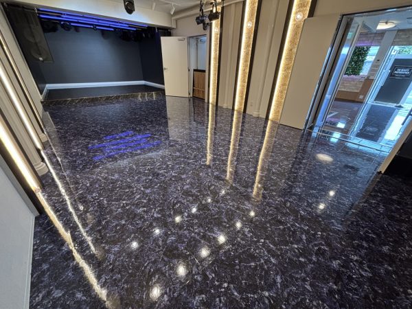 再施工により光沢と耐久性が向上した店舗床