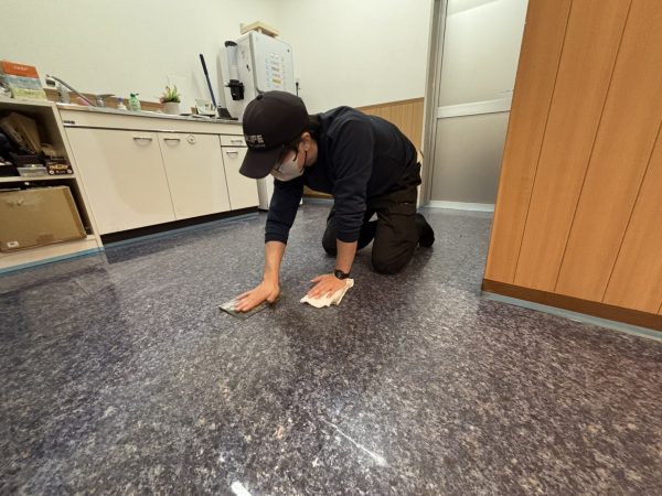 再施工作業中のフロアコーティング工程