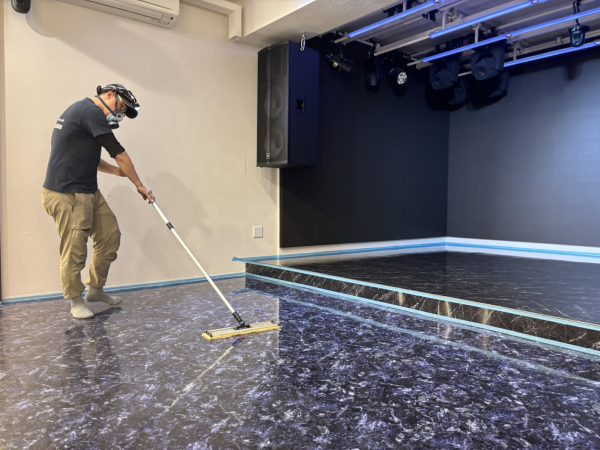 葬儀施設フロアコーティング施工中の様子