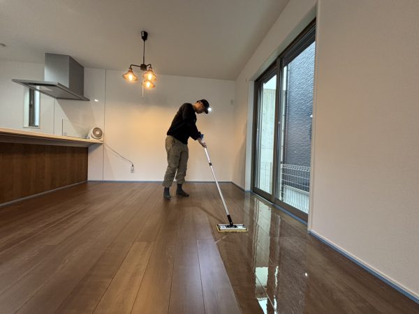 横浜市旭区 フロアコーティング 施工中 わんスマイルコートplus マット仕上り