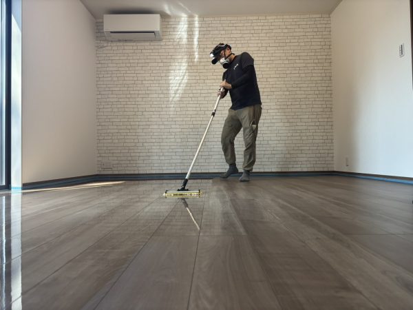 埼玉県久喜市 フロアコーティング 施工中 ガラスUVコーティング
