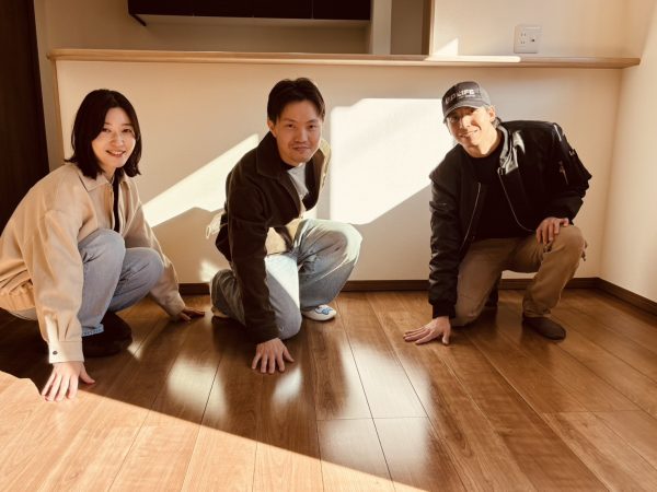 埼玉県久喜市 フロアコーティング 施工後のお客様と記念撮影