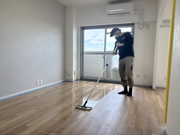 埼玉県蓮田市 フロアコーティング 施工中 ガラスUVコーティング