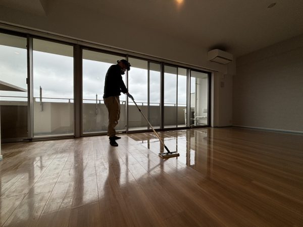 千葉県浦安市 フロアコーティング 施工中 シリコンコーティング