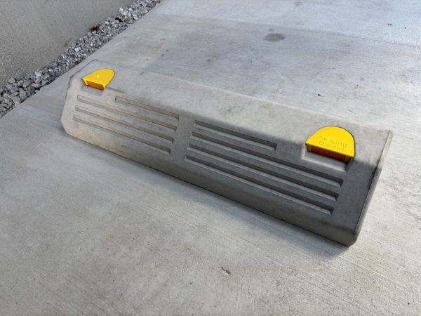 神奈川県横浜市港北区 オプション工事 タイヤ留め取付後