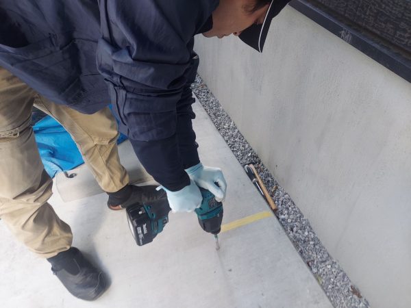 神奈川県横浜市港北区 オプション工事 タイヤ留め取付中