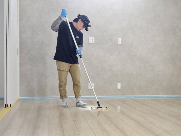 千葉県鎌ケ谷市 フロアコーティング 施工中 ガラスUVコーティング