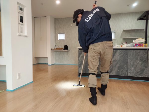 山形県山形市 フロアコーティング 施工中 ガラスUVコーティング