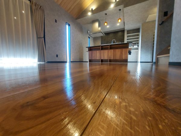 フロアコーティング施工後の美しい床 新築住宅のフロアコーティング施工後のリビング