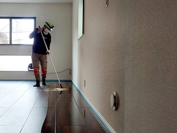 東京都大田区 フロアコーティング 施工中の様子