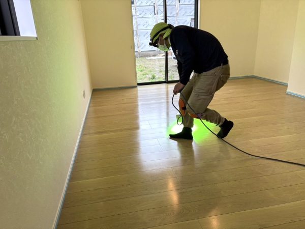 神奈川県横須賀市 フロアコーティング 施工中の様子