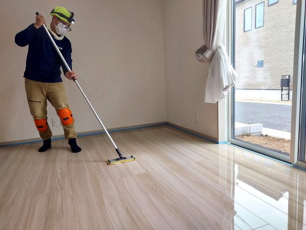 埼玉県さいたま市見沼区 フロアコーティング 施工中の様子