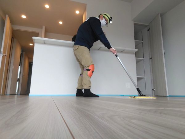 東京都青梅市 フロアコーティング 施工中の様子
