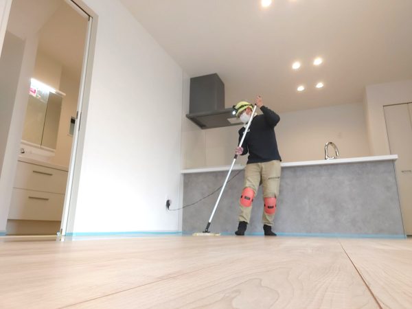 東京都八王子市 フロアコーティング 施工中の様子