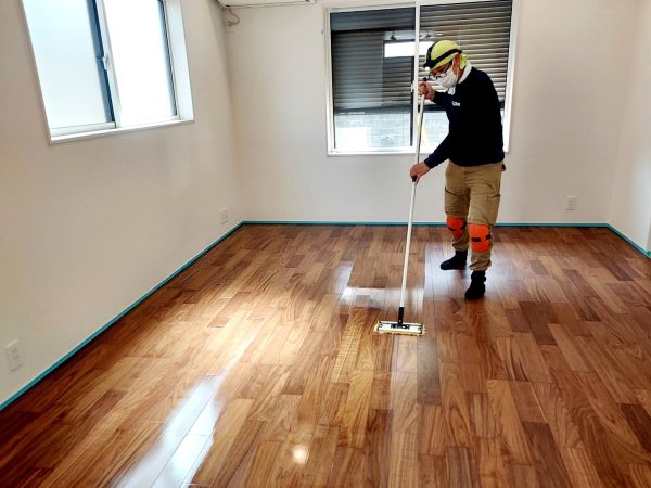 神奈川県川崎市麻生区 フロアコーティング 施工中の様子