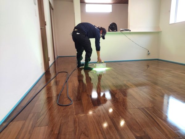 神奈川県川崎市麻生区 フロアコーティング 施工中の様子