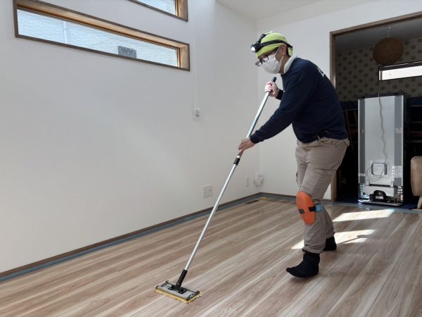 東京都武蔵野市 フロアコーティング 施工中の様子