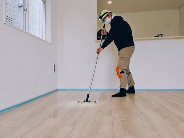 神奈川県伊勢原市 フロアコーティング 施工中の様子