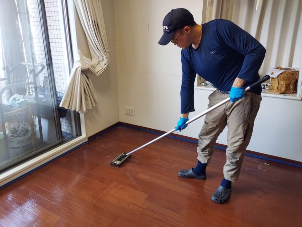 東京都日野市  フロアコーティング 施工中の様子