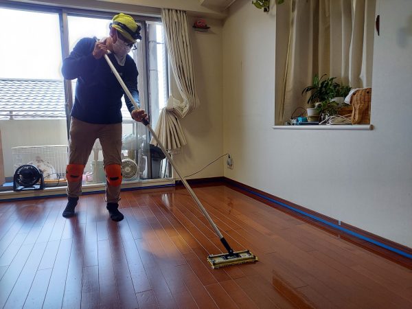 東京都日野市  フロアコーティング 施工中の様子