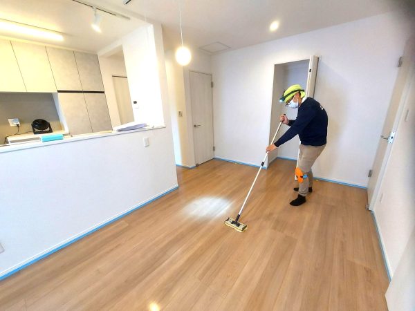 東京都昭島市 フロアコーティング 施工中の様子