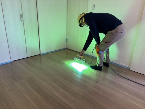 東京都昭島市 フロアコーティング 施工中の様子