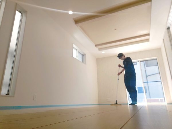 東京都東久留米市 フロアコーティング 施工中の様子