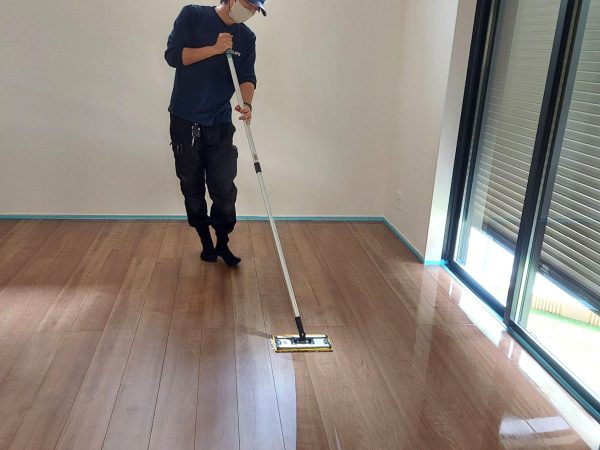 東京都足立区 フロアコーティング 施工中の様子