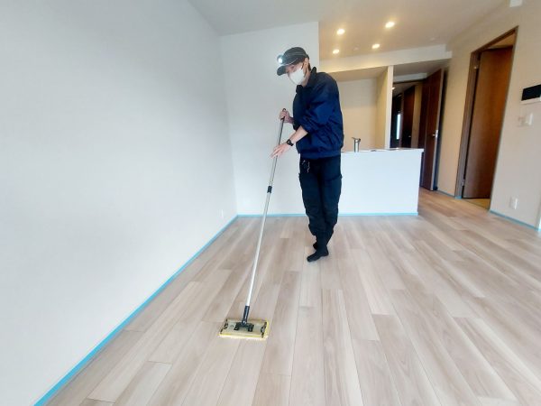 神奈川県川崎市幸区 フロアコーティング 施工中の様子