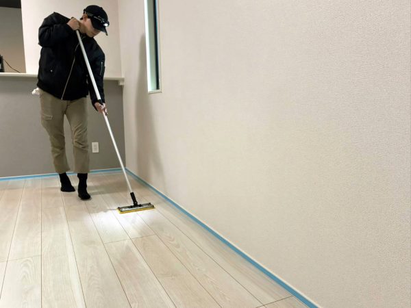 埼玉県川口市 フロアコーティング 施工中の様子