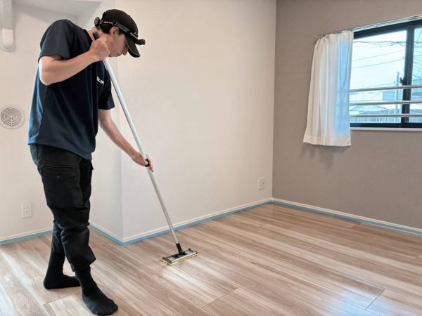 東京都調布市 フロアコーティング 施工中の様子