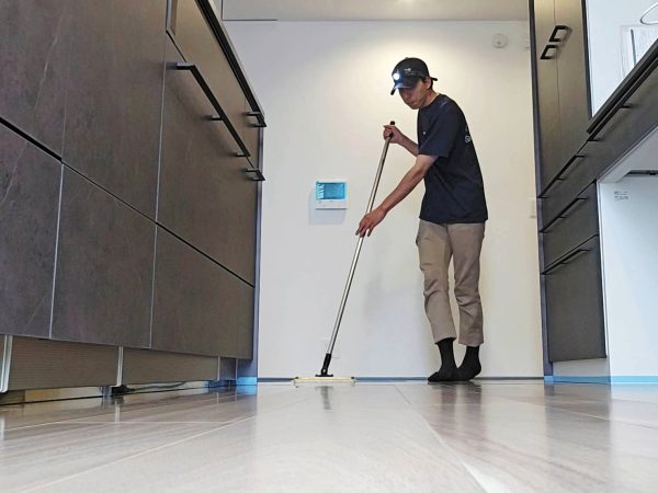 千葉県八千代市 フロアコーティング 施工中の様子