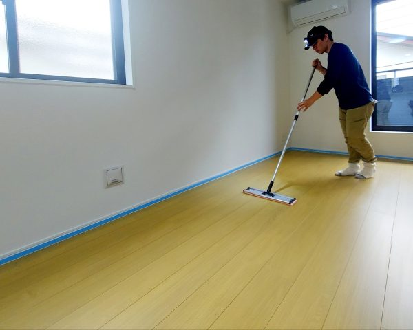 福島県いわき市小名浜 フロアコーティング 施工中の様子