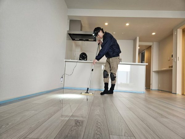 神奈川県川崎市川崎区 フロアコーティング 施工中の様子